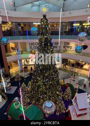 Albero di Natale e decorazioni natalizie presso il centro commerciale Gran Casa Foto Stock