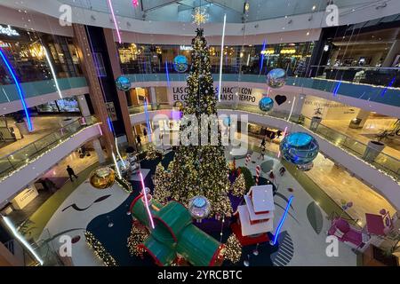 Albero di Natale e decorazioni natalizie presso il centro commerciale Gran Casa Foto Stock