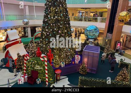 Albero di Natale e decorazioni natalizie presso il centro commerciale Gran Casa Foto Stock