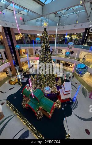 Albero di Natale e decorazioni natalizie presso il centro commerciale Gran Casa Foto Stock