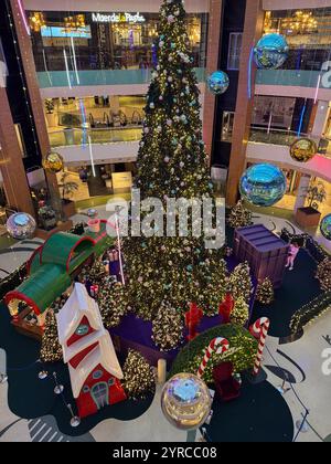 Albero di Natale e decorazioni natalizie presso il centro commerciale Gran Casa Foto Stock