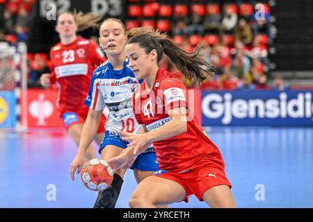 Elma Halilcevic (Daenemark, n. 41) am Ball, hinter ihr Suna Krossteig Hansen (Faeroeer Inseln, n. 10) sui, Faeroeer Inseln - Daenemark, Frauen-Handball, Womens EHF EURO 2024, 3. Spieltag, gruppo D, 03.12.2024 foto: Eibner-Pressefoto/Thomas Hess Foto Stock