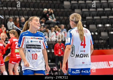 Suna Krossteig Hansen (Faeroeer Inseln, #10) spricht mit Brynhild Palsdottir (Faeroeer Inseln, #04) sui, Faeroeer Inseln - Daenemark, Frauen-Handball, Womens EHF EURO 2024, 3. Spieltag, gruppo D, 03.12.2024 foto: Eibner-Pressefoto/Thomas Hess Foto Stock