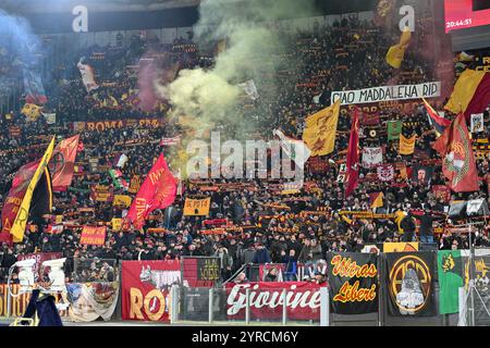 2 dicembre 2024, Stadio Olimpico, Roma, Italia; partita di serie A Enilive; Roma contro Atalanta; tifosi della Roma Foto Stock