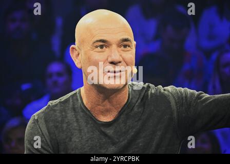 Sportmesse ISPO 2024, Messe München. Tennis-Talkgast Andre Agassi, einer der weltweit bekanntesten Tennisspieler weltweit und Ehemann von Tennis-Legende Steffi Graf. Der 54-Jährige ist einer von nur acht Tennisspielern, der alle vier Grand-Slam-Turniere - Melbourne, Parigi, Wimbledon sowie New York gewann *** Fiera dello Sport ISPO 2024, Messe München Tennis Talk ospite Andre Agassi, uno dei più famosi tennisti del mondo e marito della leggenda del tennis Steffi Graf il 54enne è uno degli otto giocatori ad aver vinto tutti e quattro tornei tornei di Wimbledon a Melbourne, New Slam Foto Stock