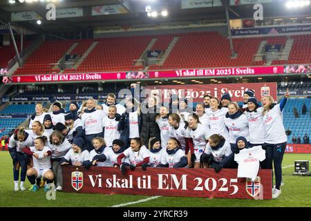 Oslo, Norvegia. 3 dicembre 2024. Oslo, Norvegia, 3 dicembre 2024: I giocatori di Norvegia festeggiano dopo aver vinto i play-off delle qualificazioni europee UEFA femminile partita di calcio del secondo turno tra Norvegia e Irlanda del Nord allo stadio Ullevaal di Oslo, Norvegia (Ane Frosaker/SPP) crediti: SPP Sport Press Photo. /Alamy Live News Foto Stock