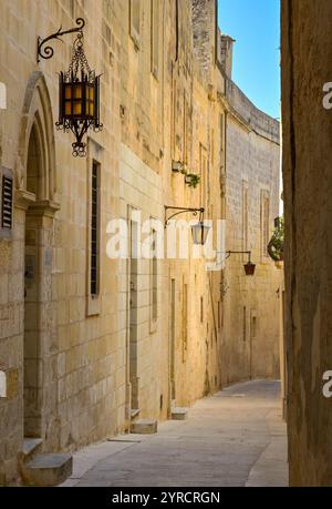 Mdina, Malta - 4 agosto 2023: Una delle stradine della città vecchia di Mdina Foto Stock