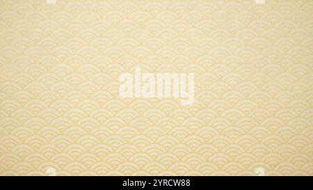 Motivo tradizionale giapponese o cinese a onde beige su sfondo di carta testurizzata. Modello di illustrazione orientale full frame con spazio di copia. Foto Stock