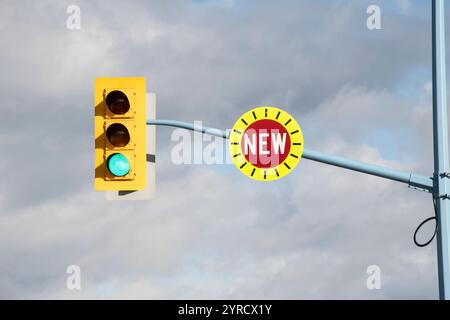 Nuovo segnale al semaforo appena installato su Innisfil Beach Road a Innisfil, Ontario, Canada Foto Stock