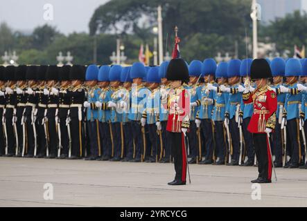 Bangkok, Thailandia. 3 dicembre 2024. La regina Suthida della Thailandia partecipa ad una cerimonia dei colori presso la Royal Plaza. Le guardie reali sfilano durante la cerimonia di giuramento nella Plaza reale del Palazzo Dusit a Bangkok per giurare fedeltà alla corona e celebrare il 72° compleanno del re. Credito: SOPA Images Limited/Alamy Live News Foto Stock