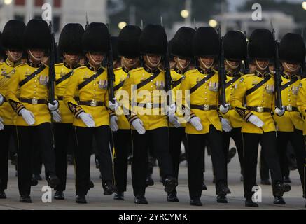 Bangkok, Thailandia. 3 dicembre 2024. Le guardie reali thailandesi prendono parte ad una cerimonia di trooping dei colori presso la Royal Plaza. Le guardie reali sfilano durante la cerimonia di giuramento nella Plaza reale del Palazzo Dusit a Bangkok per giurare fedeltà alla corona e celebrare il 72° compleanno del re. Credito: SOPA Images Limited/Alamy Live News Foto Stock