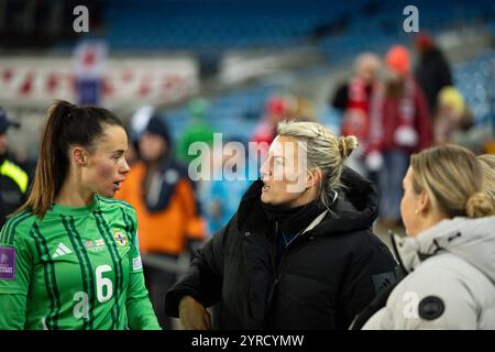 Oslo, Norvegia. 3 dicembre 2024. Oslo, Norvegia, 3 dicembre 2024: Il capo-allenatore Tanya Oxtoby (Irlanda del Nord) e Laura Rafferty (Irlanda del Nord 6) sono visti dopo i play-off delle qualificazioni europee UEFA femminile partita di calcio del secondo turno tra Norvegia e Irlanda del Nord allo stadio Ullevaal di Oslo, Norvegia (Ane Frosaker/SPP) crediti: SPP Sport Press Photo. /Alamy Live News Foto Stock