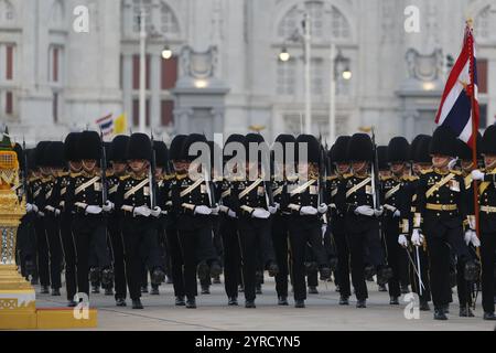 Bangkok, Thailandia. 3 dicembre 2024. Le guardie reali thailandesi prendono parte ad una cerimonia di trooping dei colori presso la Royal Plaza. Le guardie reali sfilano durante la cerimonia di giuramento nella Plaza reale del Palazzo Dusit a Bangkok per giurare fedeltà alla corona e celebrare il 72° compleanno del re. Credito: SOPA Images Limited/Alamy Live News Foto Stock