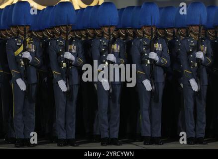 Bangkok, Thailandia. 3 dicembre 2024. Le guardie reali thailandesi prendono parte ad una cerimonia di trooping dei colori presso la Royal Plaza. Le guardie reali sfilano durante la cerimonia di giuramento nella Plaza reale del Palazzo Dusit a Bangkok per giurare fedeltà alla corona e celebrare il 72° compleanno del re. Credito: SOPA Images Limited/Alamy Live News Foto Stock