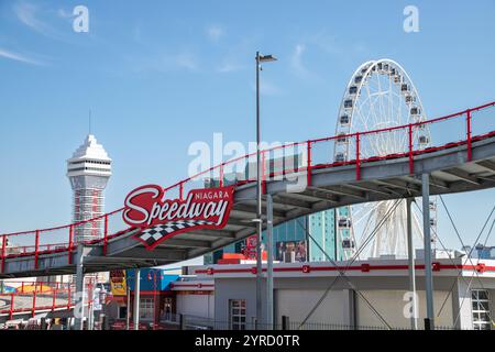 Niagara, CANADA - 21 febbraio 2024 : Vista della pista di go-kart del Niagara Speedway con ruota panoramica e Skylon Tower sullo sfondo sotto un cielo limpido. Foto Stock