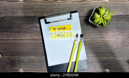 Concetto di assunzione inclusiva scrivere su note adesive isolate su un tavolo in legno. Foto Stock