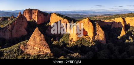 Las Médulas, la Cuevona, Monumento-zona archeologica di Las Médulas, miniere a cielo aperto dell'antico Impero Romano, Comunità autonoma di Castiglia e León, Spagna. Foto Stock