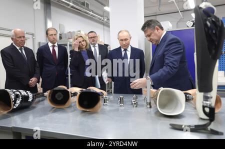 Mosca, Russia. 3 dicembre 2024. Il presidente russo Vladimir Putin, centro, vede il processo di creazione di una gamba protesica dal direttore generale Viktor Spektor, a destra, presso il Priorov National Medical Research Center of Traumatology and Orthopaedics in occasione della giornata internazionale delle persone con disabilità, 3 dicembre 2024 a Mosca, Russia. In piedi da sinistra: Rostec DG Sergei Chemezov, primo vice primo ministro Denis Manturov, vice primo ministro Tatyana Golikova, ministro del lavoro e della protezione sociale Anton Kotyakov, presidente Vladimir Putin e direttore della CITO Viktor Spektor. Credito: Gavrii Foto Stock