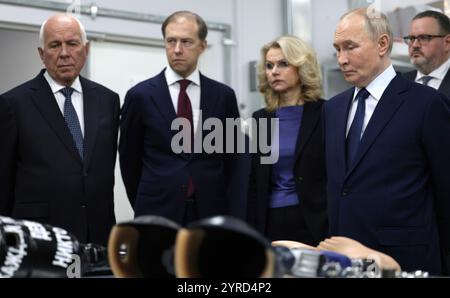 Mosca, Russia. 3 dicembre 2024. Il presidente russo Vladimir Putin, a destra, vede il processo di creazione di una gamba protesica presso il Priorov National Medical Research Center of Traumatology and Orthopaedics in occasione della giornata internazionale delle persone con disabilità, 3 dicembre 2024 a Mosca, Russia. In piedi da sinistra: Rostec DG Sergei Chemezov, primo vice primo ministro Denis Manturov, vice primo ministro Tatyana Golikova, presidente Vladimir Putin e ministro del lavoro e della protezione sociale Anton Kotyakov. Crediti: Gavriil Grigorov/piscina del Cremlino/Alamy Live News Foto Stock