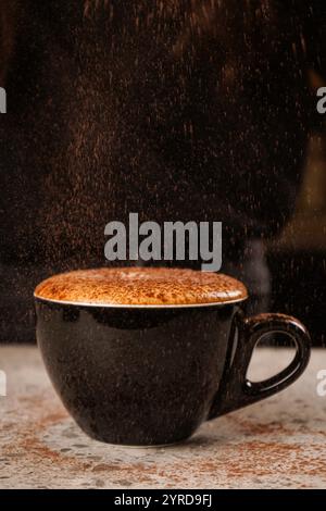 Il cacao ghiacciato viene combinato con il caffè e cosparso di cioccolato in polvere. Primo piano. Foto Stock