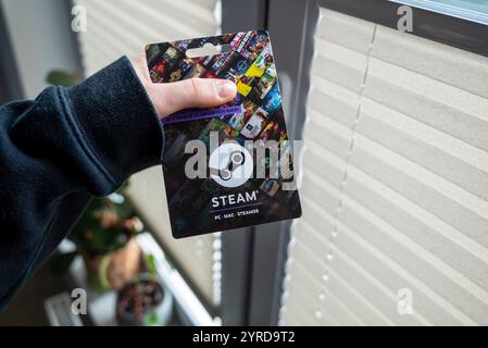 Lublino, Polonia, 23 dicembre 2023 buono regalo Steam per Mac, PC e SteamOS che incoraggia a scaricare e giocare a migliaia dei tuoi giochi preferiti in polacco Foto Stock