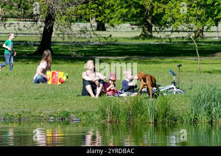 Trója, vodní kanál a Stromovka / Troia, canale d'acqua e Stromovka Foto Stock