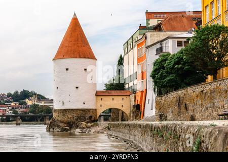 Vista panoramica della Torre Schaibling e della passeggiata sul fiume Inn, Passau, bassa Baviera, Germania. Foto Stock