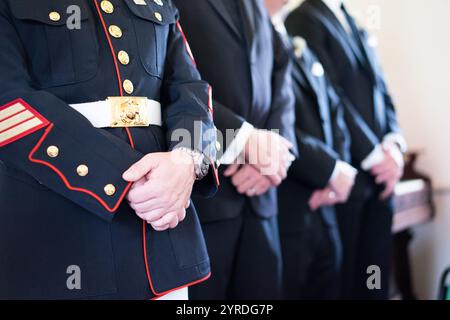 Portinaio militare in fila con una festa nuziale in tuta Foto Stock