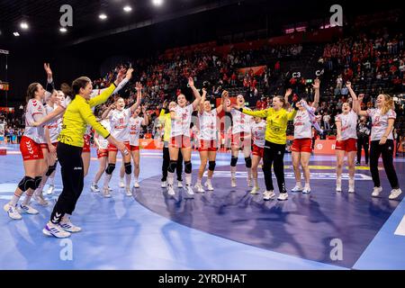 Basilea, Svizzera. 3 dicembre 2024. Basilea, Svizzera, 03 dicembre 2024: La Svizzera festeggia la fine della partita femminile EHF Euro 2024 tra Croazia e Svizzera a St. Jakobshalle a Basilea, Svizzera. Philipp Kresnik (Philipp Kresnik/SPP) credito: SPP Sport Press Photo. /Alamy Live News Foto Stock