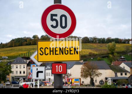 Entrando in un piccolo villaggio vinicolo in Lussemburgo sulla Mosella, il confine comprende i confini a tre punti di Germania, Francia, Lussemburgo, segnando la località di Sche Foto Stock