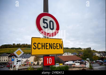 Entrando in un piccolo villaggio vinicolo in Lussemburgo sulla Mosella, il confine comprende i confini a tre punti di Germania, Francia, Lussemburgo, segnando la località di Sche Foto Stock
