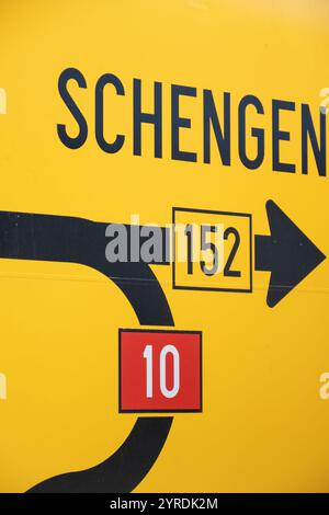 Entrando in un piccolo villaggio vinicolo in Lussemburgo sulla Mosella, il confine comprende i confini a tre punti di Germania, Francia, Lussemburgo, segnando la località di Sche Foto Stock