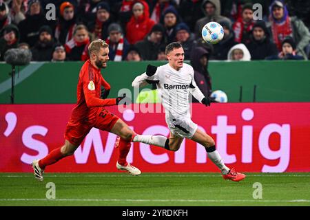 Monaco, Germania. 3 dicembre 2024. Calcio, Coppa DFB, FC Bayern Monaco - Bayer 04 Leverkusen, round of 16, Allianz Arena, Konrad Laimer (l) di Monaco e Florian Wirtz di Leverkusen lottano per il pallone. NOTA IMPORTANTE: In conformità con le normative della DFL German Football League e della DFB German Football Association, è vietato utilizzare o far utilizzare fotografie scattate nello stadio e/o della partita sotto forma di immagini sequenziali e/o serie di foto video. Credito: Tom Weller/dpa/Alamy Live News Foto Stock