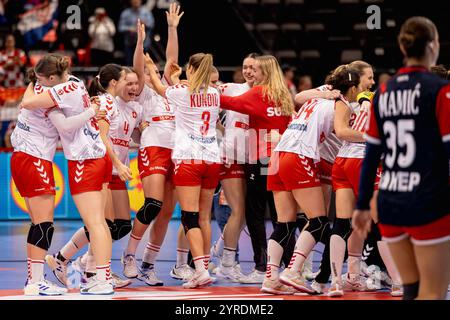 Basilea, Svizzera. 3 dicembre 2024. Basilea, Svizzera, 03 dicembre 2024: La Svizzera festeggia la fine della partita femminile EHF Euro 2024 tra Croazia e Svizzera a St. Jakobshalle a Basilea, Svizzera. Philipp Kresnik (Philipp Kresnik/SPP) credito: SPP Sport Press Photo. /Alamy Live News Foto Stock