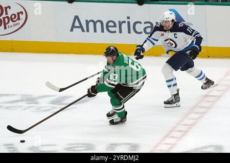 Dallas, Stati Uniti. 1 dicembre 2024. Evgenii Dadonov n. 63 dei Dallas Stars e Adam Lowry n. 17 dei Winnipeg Jets si battono per il controllo del disco durante la partita della National Hockey League regular season all'American Airlines Center. Punteggio finale Dallas Stars 3-1 Winnipeg Jets. Il 1° dicembre 2024 a Dallas, Texas, Stati Uniti. (Foto di Javier Vicencio/Eyepix Group) credito: Eyepix Group/Alamy Live News Foto Stock