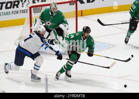 Dallas, Stati Uniti. 1 dicembre 2024. Jamie Benn n. 14 dei Dallas Stars e Adam Lowry n. 17 dei Winnipeg Jets lottano per il puck durante il match contro i Winnipeg Jets della National Hockey League regular season all'American Airlines Center. Punteggio finale Dallas Stars 3-1 Winnipeg Jets. Il 1° dicembre 2024 a Dallas, Texas, Stati Uniti. (Foto di Javier Vicencio/Eyepix Group) credito: Eyepix Group/Alamy Live News Foto Stock