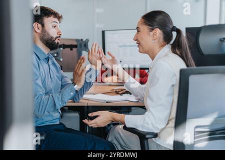 Colleghi multiculturali che hanno una discussione coinvolgente in ufficio Foto Stock