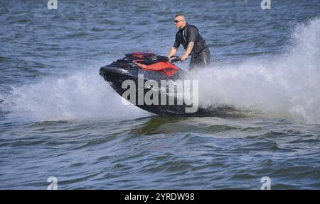 Uomo su moto d'acqua, scooter d'acqua sul Mar Baltico, Swinoujscie, Pomerania occidentale, Polonia, Europa Foto Stock