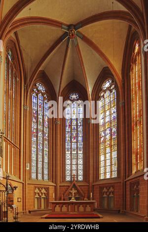 Portico con colorate vetrate gotiche, altare, vista interna, chiesa cittadina, Madonna, Friedberg, Wetterau, Assia, Germania, Europa Foto Stock