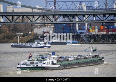 Navi da carico, ponte Krefeld-Uerdingen sul Reno, vicino a Krefeld-Uerdingen, Renania settentrionale-Vestfalia, Germania, Europa Foto Stock