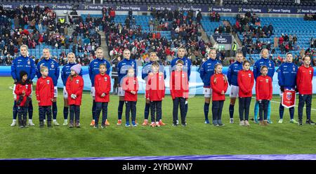 Oslo, Norvegia 3 dicembre 2024 la squadra norvegese si è schierata durante i play-off di qualificazione ai Campionati europei di Oslo tra le donne norvegesi e le donne dell'Irlanda del Nord all'Ullevaal Stadion di Oslo, Norvegia crediti: Nigel Waldron/Alamy Live News Foto Stock