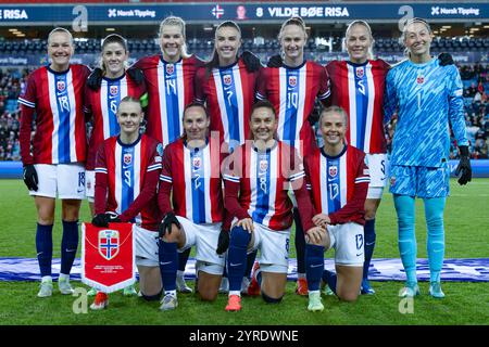 Oslo, Norvegia 3 dicembre 2024 la squadra norvegese si è schierata durante i play-off di qualificazione ai Campionati europei di Oslo tra le donne norvegesi e le donne dell'Irlanda del Nord all'Ullevaal Stadion di Oslo, Norvegia crediti: Nigel Waldron/Alamy Live News Foto Stock