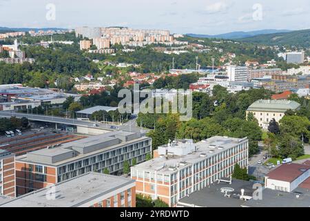 Vista dall'alto su una città circondata da colline con molti edifici residenziali e commerciali, vista dal Mrakodrap di Batuv, grattacielo di Batas sopra il c Foto Stock