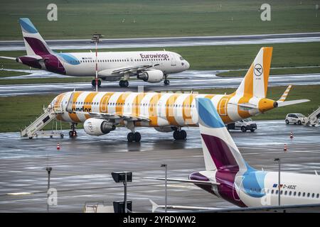 Aeroporto di Duesseldorf, Eurowings, Condor Aircraft sul piazzale, Eurowings Airbus sul rullaggio per il decollo, Duesseldorf, Renania settentrionale-Vestfalia, Germa Foto Stock