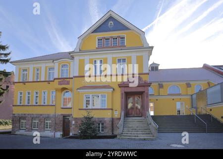 Vecchia piscina coperta in stile Art Nouveau con scala e ingresso, piscina, gialla, iscrizione, Friedberg, Wetterau, Assia, Ger Foto Stock