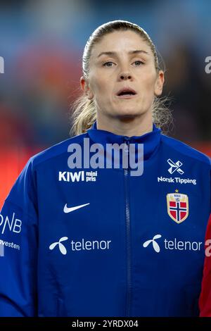 Oslo, Norvegia 3 dicembre 2024 Karina Saevik di Norvegia e Valerenga hanno partecipato all'inno nazionale norvegese ai play-off di qualificazione del Campionato europeo tra donne norvegesi e donne dell'Irlanda del Nord all'Ullevaal Stadion di Oslo, Norvegia crediti: Nigel Waldron/Alamy Live News Foto Stock