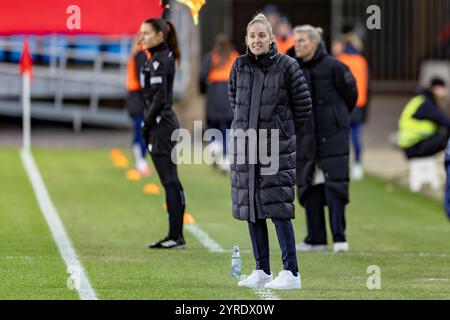 Oslo, Norvegia 3 dicembre 2024 l'allenatrice inglese Gemma Grainger urla istruzioni ai suoi giocatori durante i play-off delle qualificazioni ai Campionati europei di calcio 2 tra le donne norvegesi e le donne dell'Irlanda del Nord all'Ullevaal Stadion di Oslo, Norvegia crediti: Nigel Waldron/Alamy Live News Foto Stock