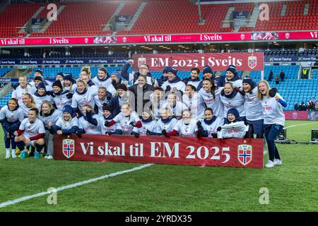 Oslo, Norvegia 3 dicembre 2024 la nazionale norvegese di calcio femminile celebra il proprio ingresso ai Campionati europei di calcio all'Ullevaal Stadion di Oslo, Norvegia crediti: Nigel Waldron/Alamy Live News Foto Stock