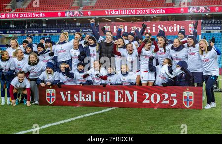 Oslo, Norvegia 3 dicembre 2024 la nazionale norvegese di calcio femminile celebra il proprio ingresso ai Campionati europei di calcio all'Ullevaal Stadion di Oslo, Norvegia crediti: Nigel Waldron/Alamy Live News Foto Stock