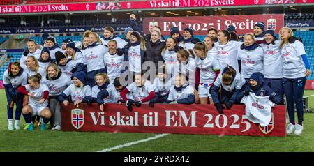 Oslo, Norvegia 3 dicembre 2024 la nazionale norvegese di calcio femminile celebra il proprio ingresso ai Campionati europei di calcio all'Ullevaal Stadion di Oslo, Norvegia crediti: Nigel Waldron/Alamy Live News Foto Stock